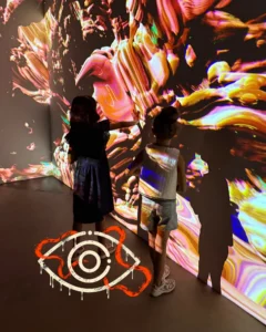Děti v Lumia Gallery mezi barevnými projekcemi digitálního umění – Podzimní speciál